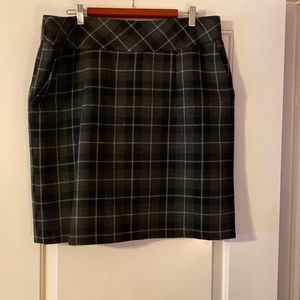 Black and gray plaid skirt with side pockets